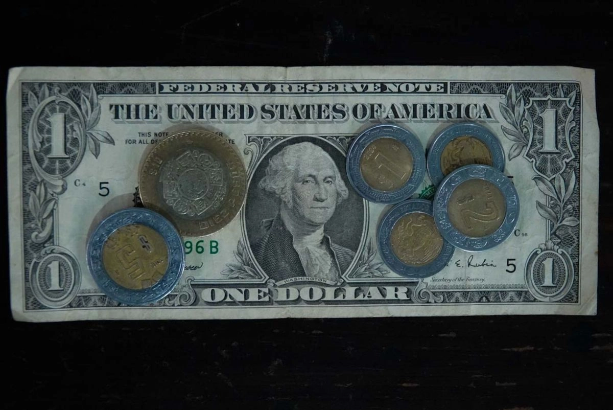 La divisa mexicana cedió terreno ante un dólar débil a nivel mundial, al presentar una depreciación diaria de 0.32%, equivalente a 5.99 centavos frente al dólar, para cerrar en 18.6402 pesos por dólar 'spot'.
