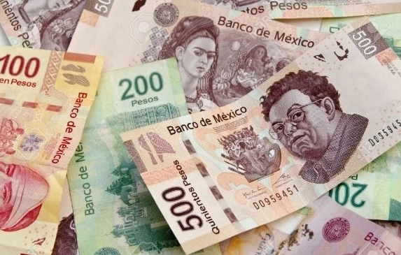 El peso mexicano registró una ganancia de 1.62 por ciento, equivalente a 32.11 centavos para cerrar en 19.4724 unidades por dólar spot, su mejor nivel desde el 26 de agosto. Foto La Jornada
