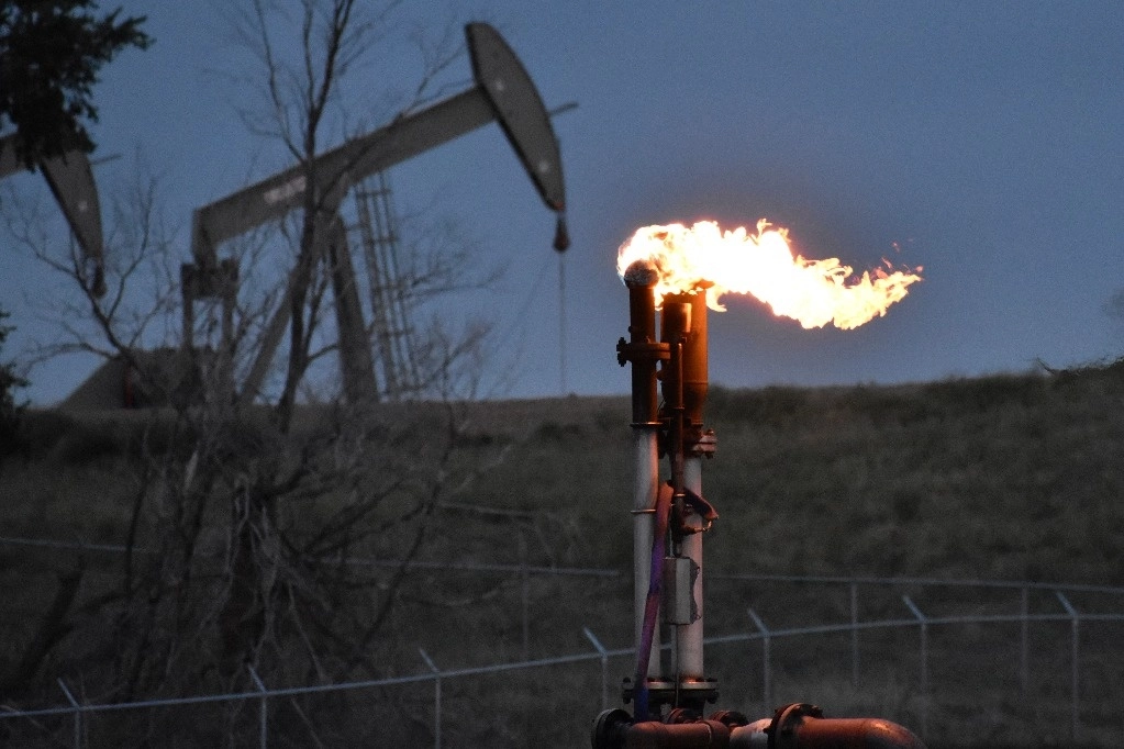 Las cotizaciones del petróleo aceleraban sus pérdidas, al quedar por debajo de los 70 dólares el barril WTI, ya que los recortes de producción de los países exportadores de la alianza OPEP+ no logran convencer a los inversionistas. La imagen, en Watford City, Dakota del Norte. Foto Ap / Archivo