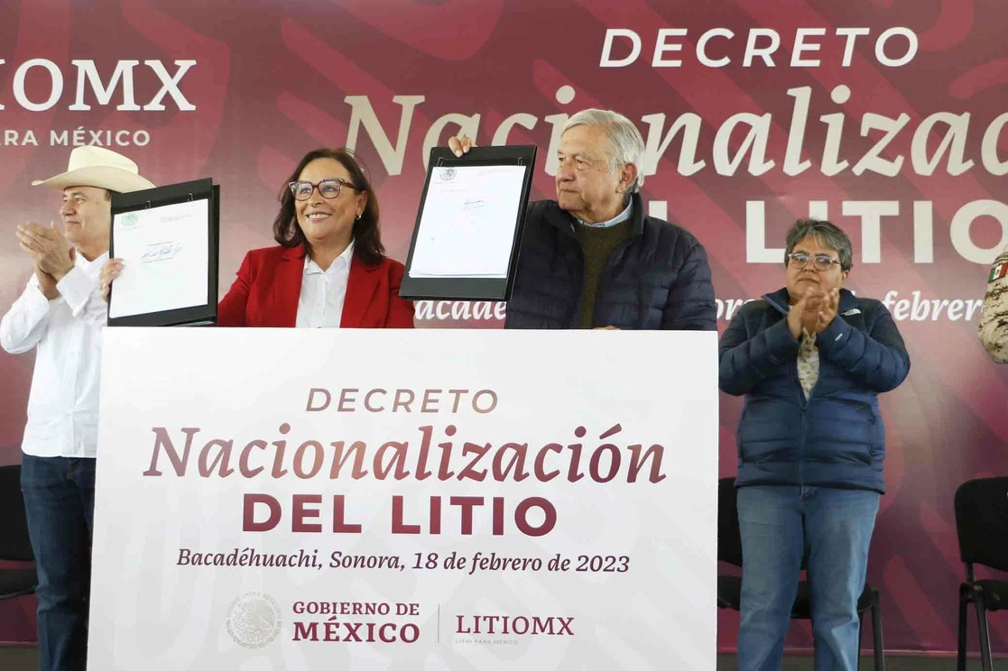Andrés Manuel López Obrador, preesidente de México y Rocío Nahle, titular de la Sener, con el decreto sobre la nacionalización del litio, en Bacadéhuachi, Sonora. Foto Presidencia
