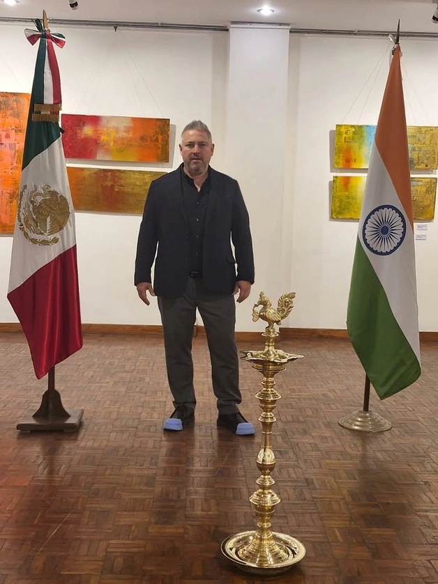 El pintor Pedro Trueba fue invitado por el embajador de México en India Federico Salas, para exhibir su obra en el India International Centre, en Nueva Delhi. Foto: cortesía del artista