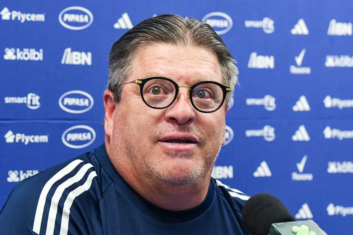 El técnico mexicano de Costa Rica, Miguel Herrera, gesticula durante una conferencia de prensa en el Gol Project de Alajuela, Costa Rica. Foto