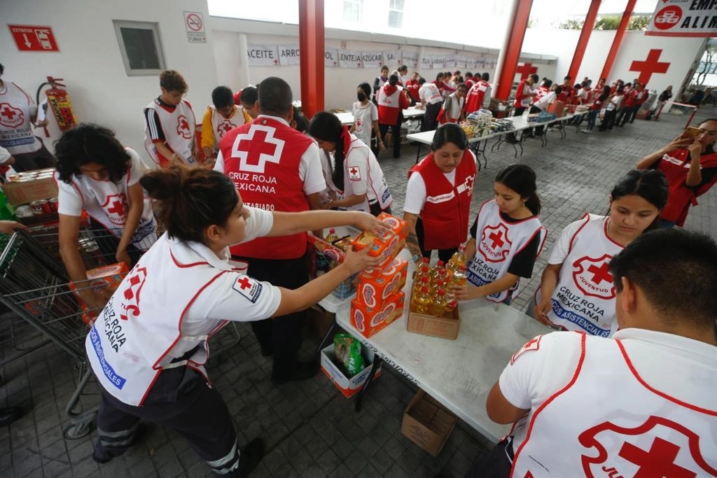 Voluntarios de la Cruz Roja en Polanco reciben en este centro de acopio las donaciones para damnificados en el estado de Guerrero, en la Ciudad de México, el 26 de octubre de 2023. Foto José Antonio López