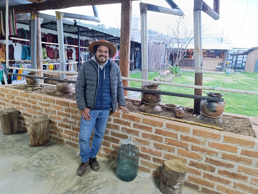 Hace varios años puso una destilería para elaborar pox “de manera ancestral con ollas de barro como se hacía anteriormente. Lo hacemos con maíz, piloncillo, agua y salvado de trigo para acelerar la fermentación”. Foto Elio Henríquez