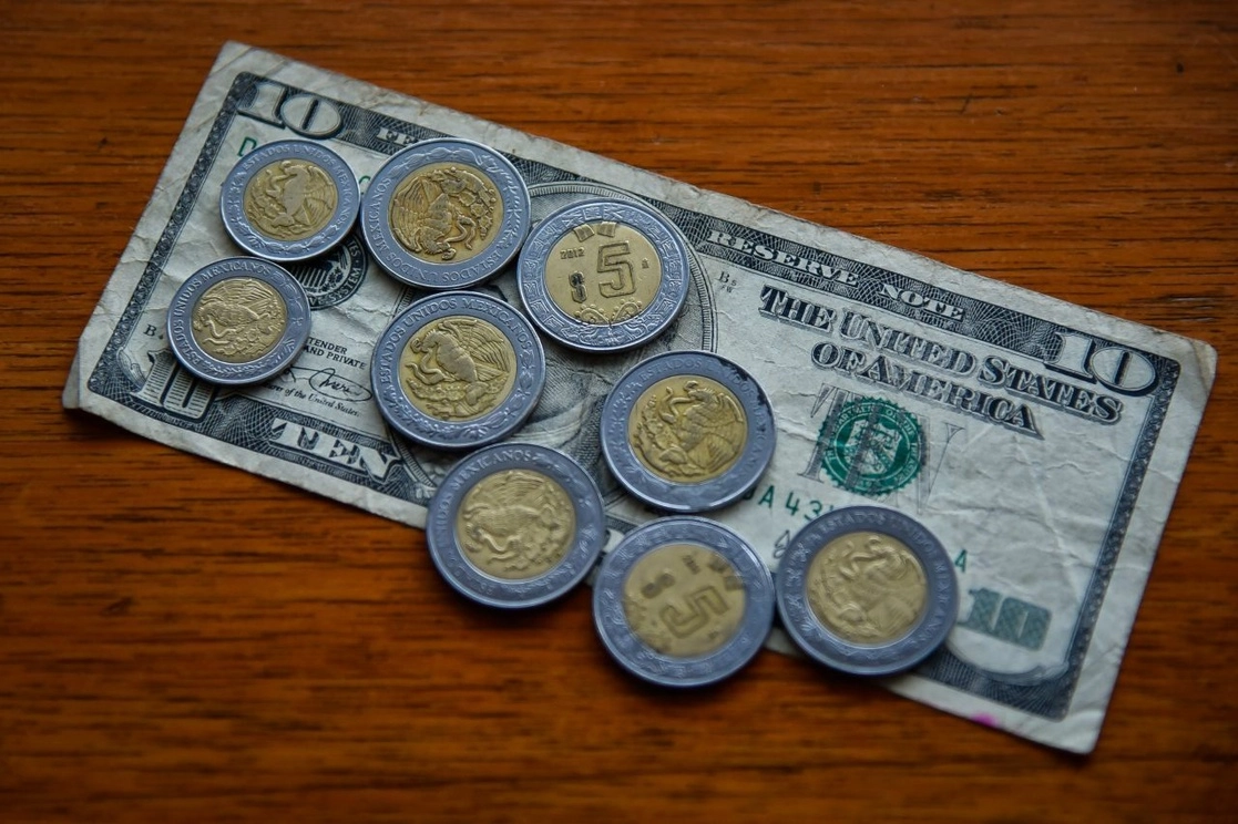 La jornada del martes cerró con el tipo de cambio interbancario en 19.8802 pesos por dólar spot, informó el Banco de México. Foto Cuartoscuro / Archivo