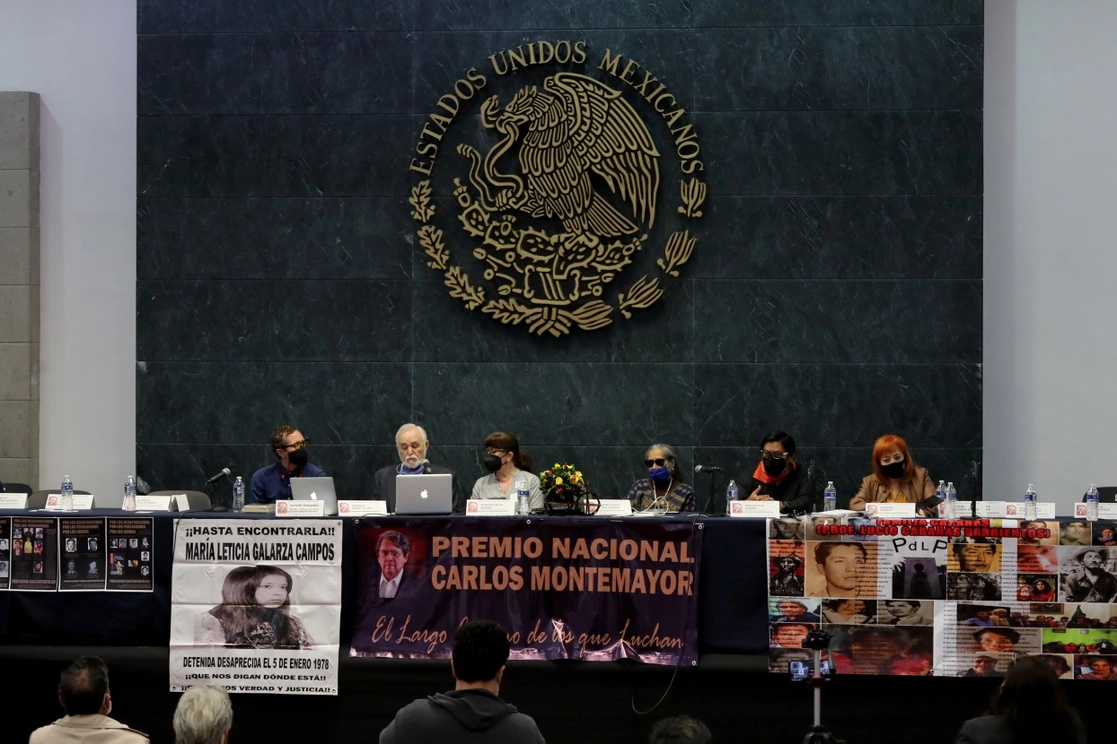 La ceremonia de entrega se realizó ayer en el Complejo Cultural Los Pinos con la presencia de familiares de activistas desaparecidos, cuyos nombres fueron mencionados entre aplausos que expresaban dolor, admiración y respeto. Foto Roberto García Ortiz