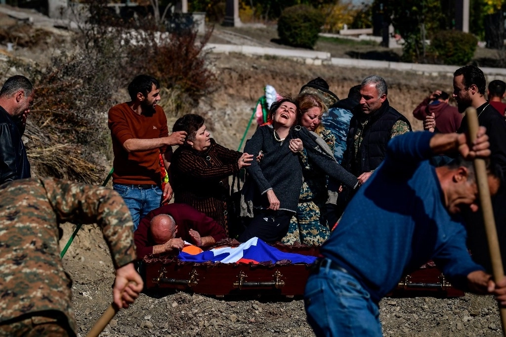 Cientos han perdido la vida en dos semanas de combates, y los continuos enfrentamientos han dejado casi sin sentido el alto el fuego humanitario acordado en Moscú la semana pasada.Foto Afp