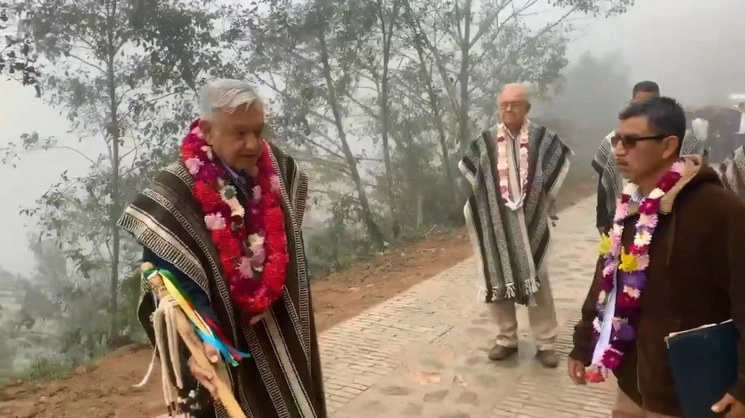 Andrés Manuel López Obrador presumió la belleza de los caminos de concreto que se construyeron en Oaxaca. Imagen tomada del video