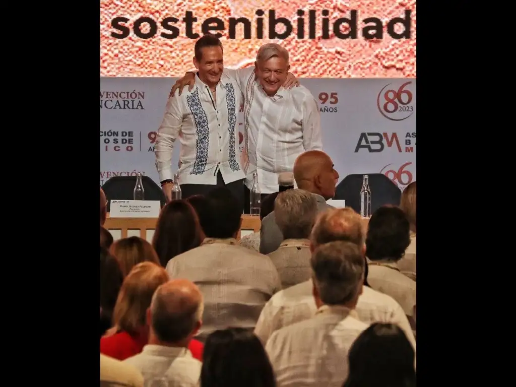 El Presidente con Daniel Becker, titular saliente de la ABM, en la 86 Convención Bancaria. Foto Marco Peláez