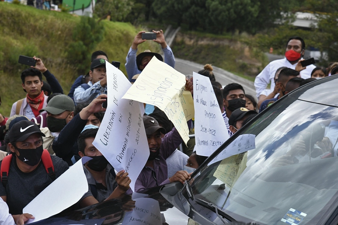 Cuando la camioneta del Presidente se acercaba a la sede de la séptima Región Militar fue interceptada por profesores que pretendían dialogar con él. Foto Afp