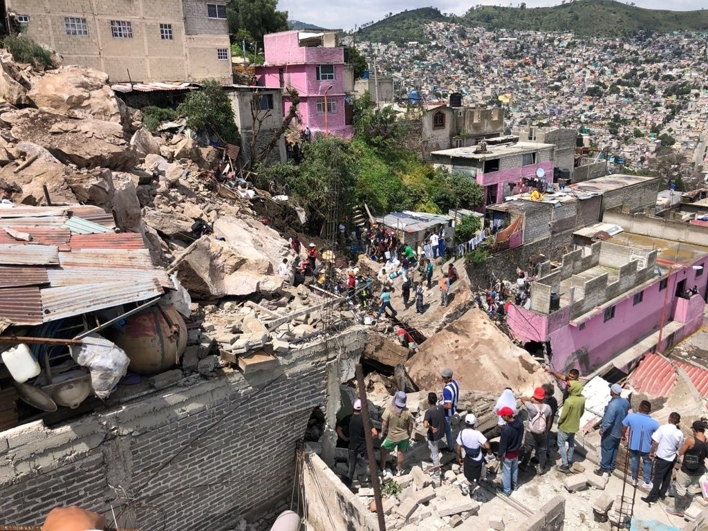 Un derrumbe en el cerro del Chiquihuite, ubicado en el límite del municipio mexiquense de Tlalnepantla y la alcaldía Gustavo A. Madero, destruyó por completo varias casas, el 10 de septiembre de 2021. Foto Alfredo Domínguez
