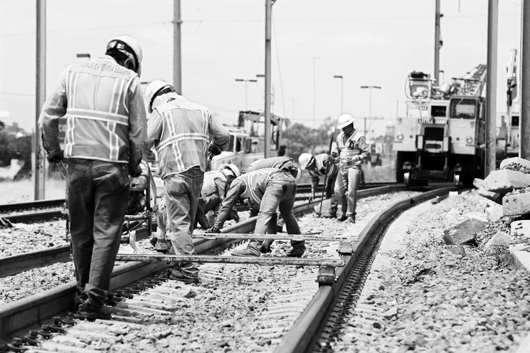 Mantenimiento a vías férreas en Querétaro. El gobierno federal revivió el proyecto de la línea a la CDMX.Foto Demián Chávez




