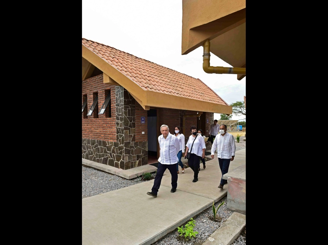 El presidente Andrés Manuel López Obrador en la inauguración, ayer, de la Universidad para el Bienestar Benito Juárez García sede Atoyac de Álvarez. Foto Presidencia