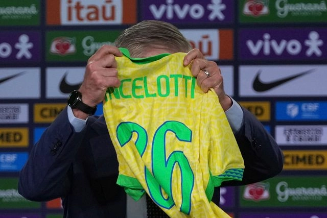 Scolari le entregó a Ancelotti una chaqueta de la Seleção y el primer extranjero en un siglo en entrenar a Brasil a tiempo completo. Foto 