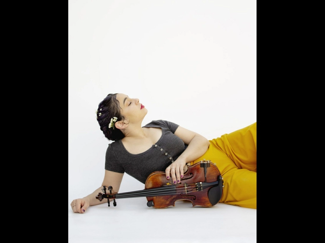 La cantante, compositora y violinista Amanda Tovalin ofrecerá un concierto con el Ensamble de Cuerdas Trino, el próximo domingo 24 de abril. Foto cortesía Cenart 