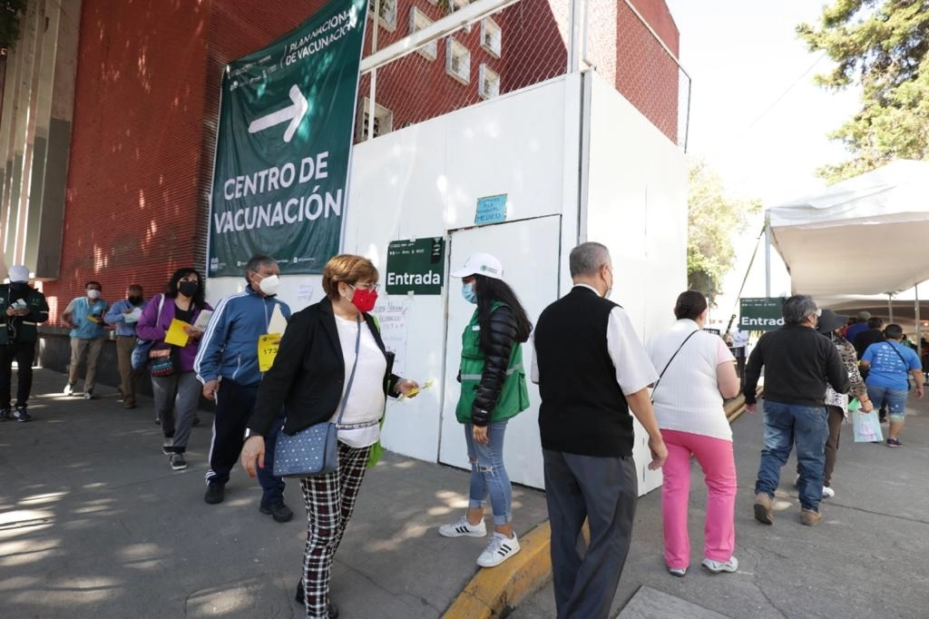 Adultos mayores hacen fila al exterior de la Escuela Nacional de Maestros para aplicarse la vacuna contra Covid-19, en la alcaldía Miguel Hidalgo, Ciudad de México, el 10 de marzo de 2021. Foto Roberto García Ortiz