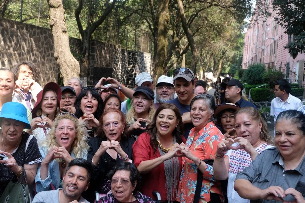 Clara Brugada, candidata de la coalición Sigamos Haciendo Historia para la jefatura de Gobierno de la CDMX, llevó a cabo un mitin en la colonia Narvarte Oriente de la alcaldía Benito Juárez. Foto José Antonio López.