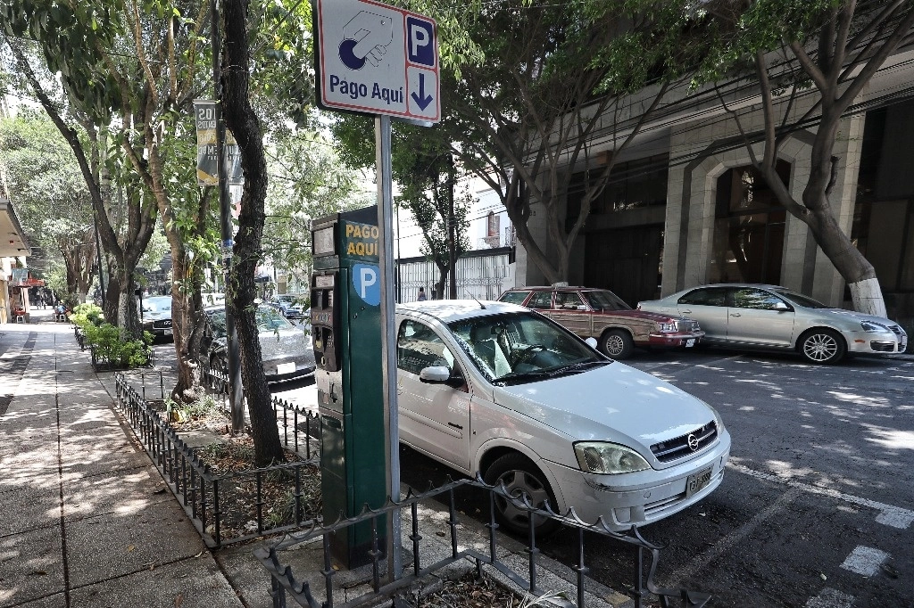 Vecinos de la colonia Roma, en la alcaldía Cuauhtémoc, señalaron que de 2013 a 2017 se destinó 70 por ciento de los ingresos por parquímetros a los operadores de estos dispositivos, lo cual “no fue bueno para la ciudad ni para los habitantes de las demarcaciones donde se instalaron”. Foto Marco Peláez 