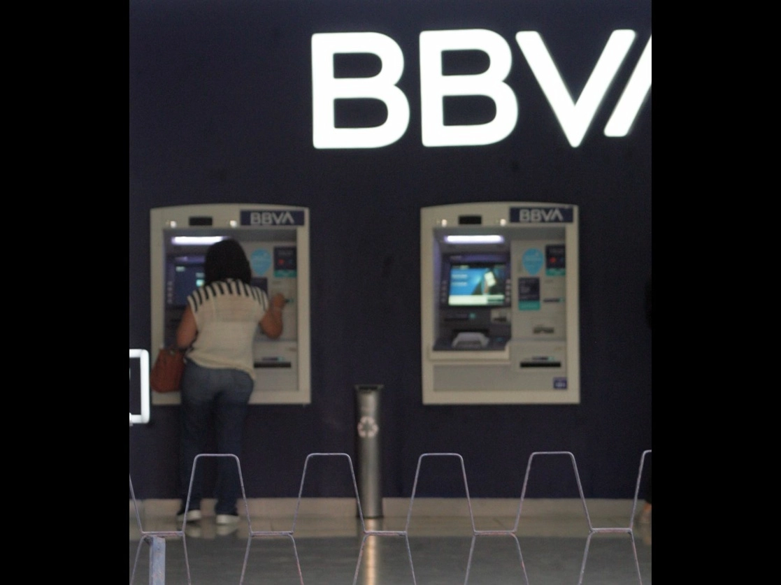 La ABM recordó a los clientes de la banca que tienen a su disposición más de 61 mil cajeros automáticos y 50 mil corresponsales bancarios, así como la banca digital, la banca electrónica y la banca telefónica. Foto Roberto. García Rivas / Archivo