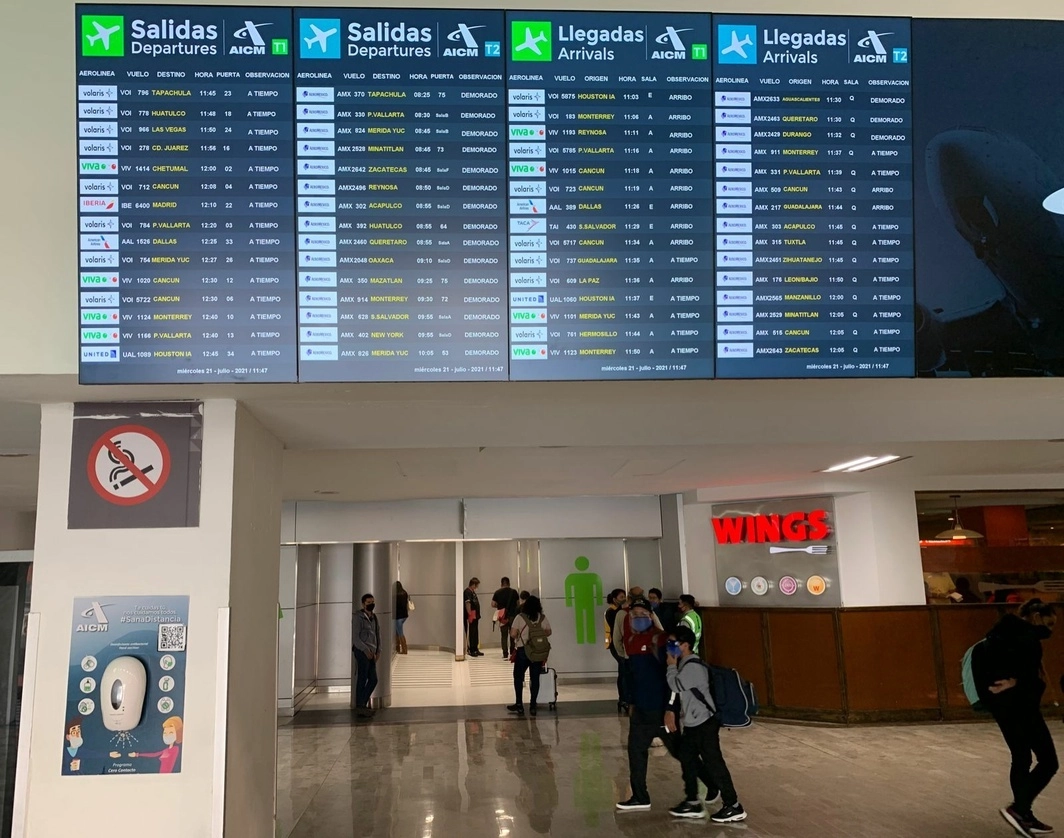 En punto de las 2 de la mañana se ajustará la hora en las 364 pantallas y 35 videowalls que se encuentran en los diversos espacios del Aeropuerto Internacional de la Ciudad de México. Foto Alfredo Domínguez / Archivo