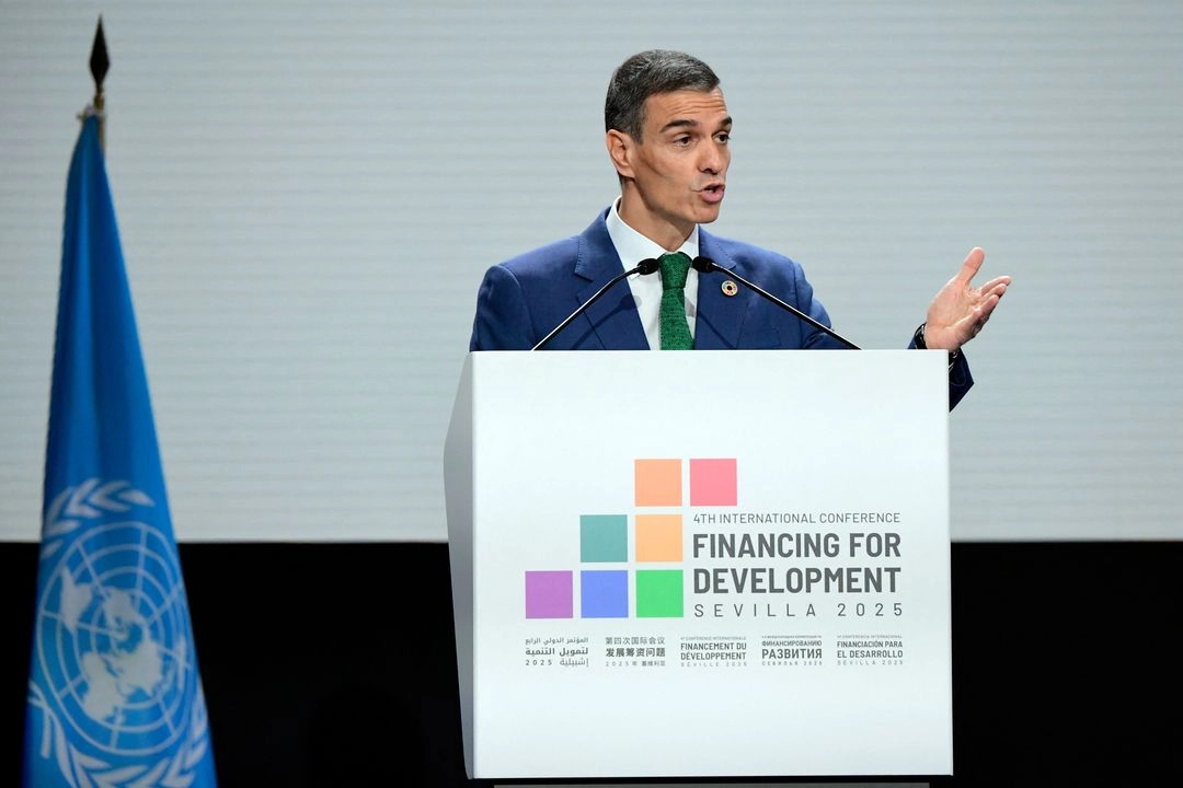 Pedro Sánchez, presidente del gobierno español, se reunió con el colectivo más representativo del feminismo del PSOE en el que anunció el cambio en el Código Ético del partido. Foto 