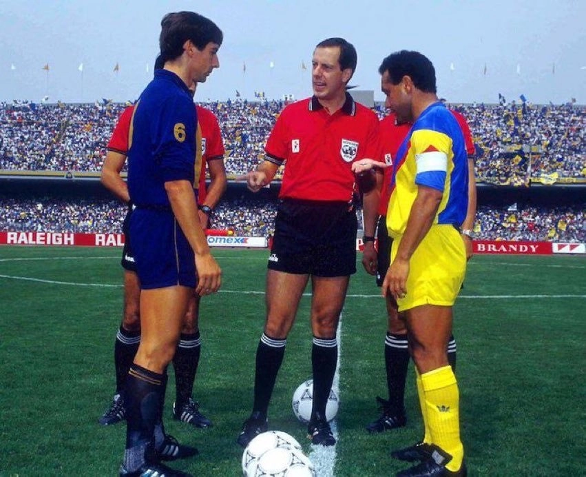 Miguel España y Cristóbal Ortega, capitanes y canteranos de Pumas y América, respectivamente, en el partido de vuelta de la final de la temporada 90-91, en la que se coronó el equipo auriazul en el estadio Olímpico Universitario. Foto @capiespana6