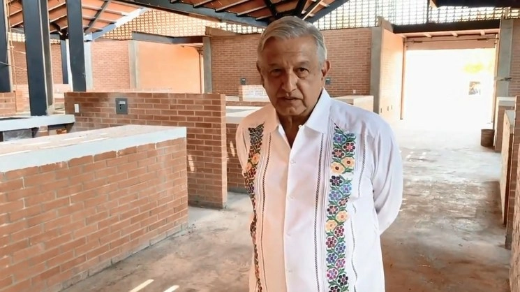 El presidente Andrés Manuel López Obrador durante su visita a un mercado ubicado en Bahía de Banderas, Nayarit. Fotograma tomado del video publicado en la cuenta de Twitter @lopezobrador_
