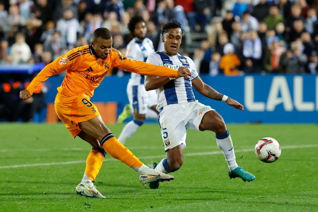 El centrocampista peruano #05 del Leganés, Renato Tapia, desafía al delantero francés #09 del Real Madrid, Kylian Mbappé, durante el partido de futbol de la liga española entre el Club Deportivo Leganés SAD y el Real Madrid CF en el Estadio Municipal Butarque en Leganés el 24 de noviembre de 2024. Foto Afp