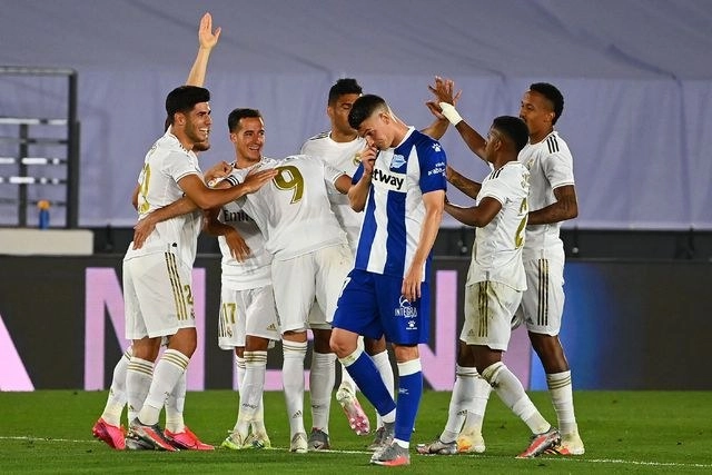 Jugadores del Real Madrid festejan uno de los goles anotados durante el partido contra el Alavés. Foto Afp