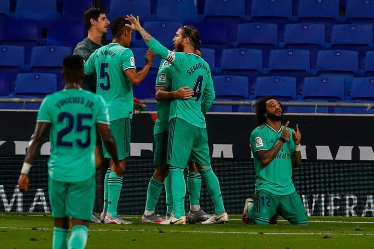 Jugadores del Real Madrid festejan su triunfo sobre el Espanyol. Foto Ap
