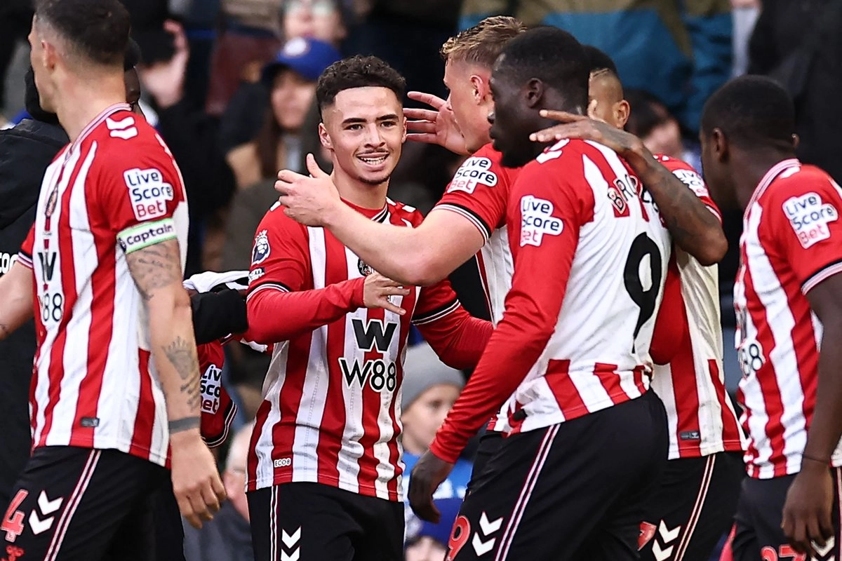 Chemsdine Talbi es festejado por sus compañeros del Sunderlan luego de marcar el segundo gol del partido que significó la victoria de 2-1 ante Chelsea, en la fecha nueve de la Liga Premier, el 25 de octubre de 2025. Foto 