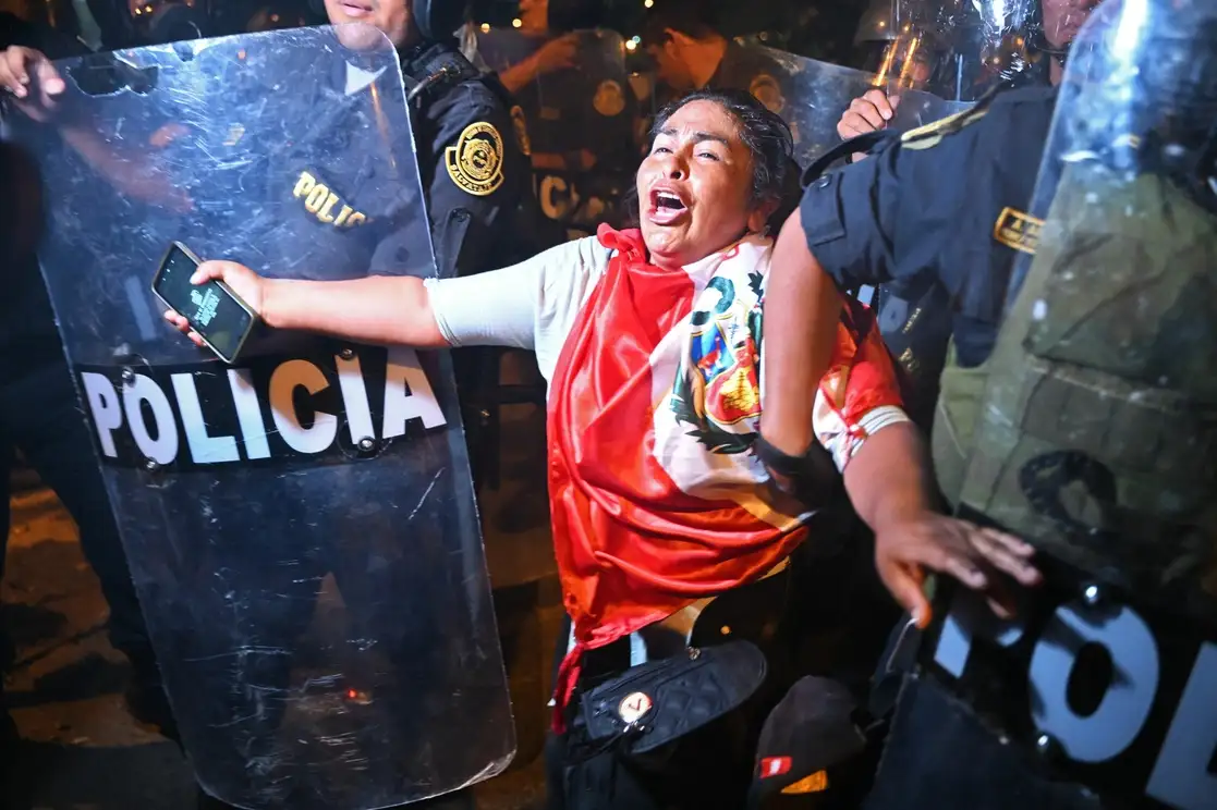Continúan las movilizaciones en Perú para exigir la renuncia de la presidenta Dina Boluarte y la convocatoria a elecciones. La imagen, ayer en Lima. Foto Afp