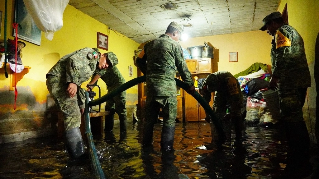 Efectivos del Ejército Mexicano desalojan aguas negras de una casa inundada en la colonia Jacalones, una de las más afectadas por las lluvias en el municipio de Chalco, estado de México. Foto Daniel Ramón