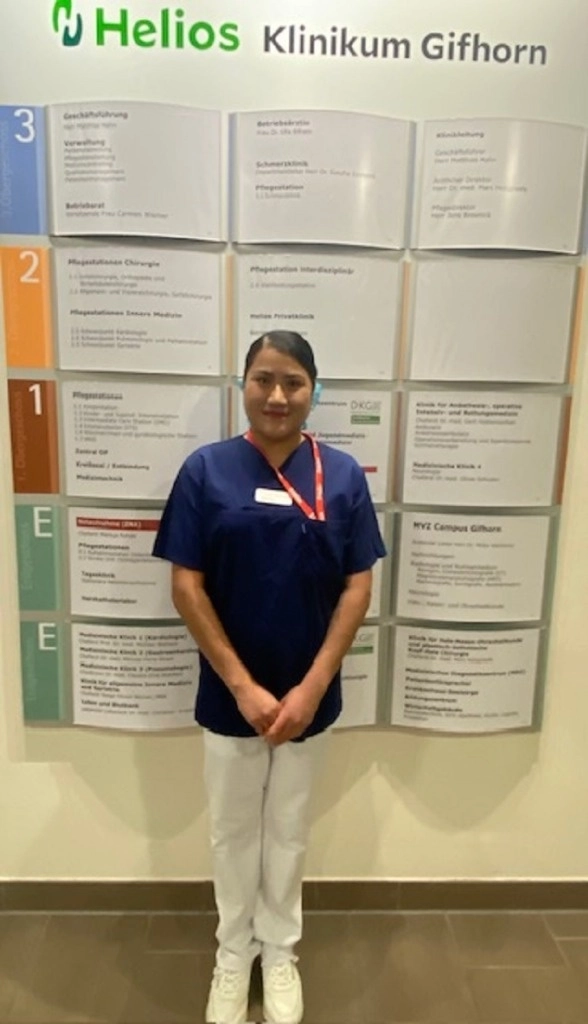 Celeste Ramírez Aguilera, joven enfermera mexicana frente al directorio informativo del Hospital Helios en Gifhorn Alemania. Foto Alia Lira Hartmann