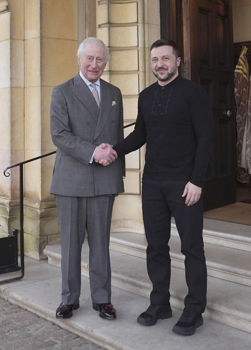 Volodymir Zelensky, presidente de Ucrania, y el rey Carlos III de Inglaterra posan en la residencia real de Sandringham, en Norfolk. Foto
