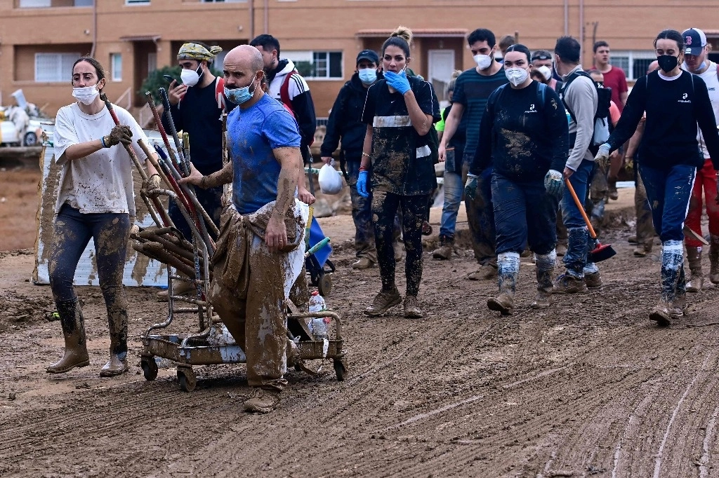Voluntarios abandonan la ciudad de Paiporta, en la región de Valencia, en el este de España, el 3 de noviembre de 2024, tras las devastadoras inundaciones. El número de muertos por las peores inundaciones de España en una generación ha ascendido a 217, según informaron hoy los rescatistas. Foto Afp