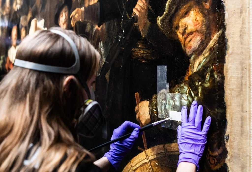 Un empleado trabaja en la restauración de la obra maestra de Rembrandt "'La ronda de noche' en el Rijksmuseum, el 12 de noviembre de 2024. Foto Afp