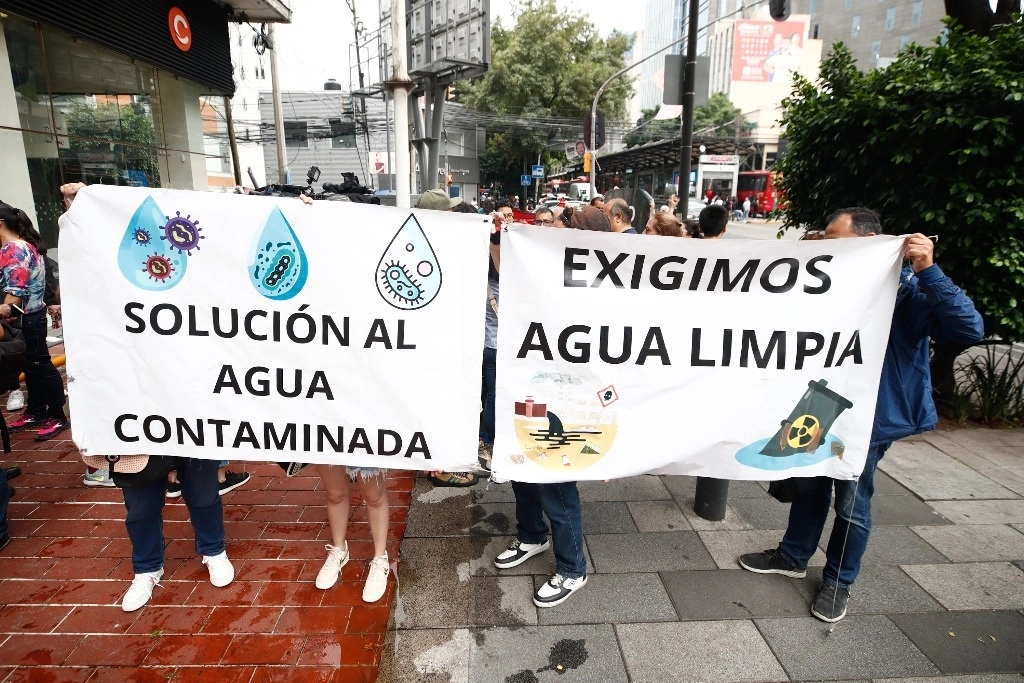 Vecinos se manifestaron en Insurgentes y Xola para exigir al gobierno dar detalles de la sustancia que afectó el suministro durante varias semanas. Foto Víctor Camacho 