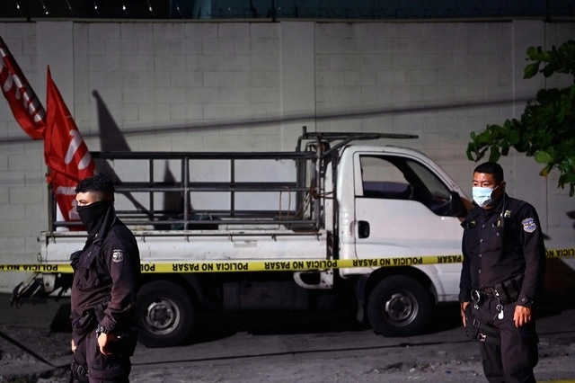 Policías custodian el camión en el que viajaban los simpatizantes del partido político Frente Farabundo Martí (FMLN), atacado con armas de fuego. Foto Ap 