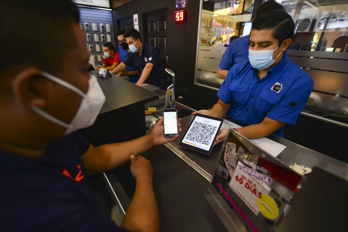 La billetera electrónica tuvo problemas desde el primer día. Foto Xinhua