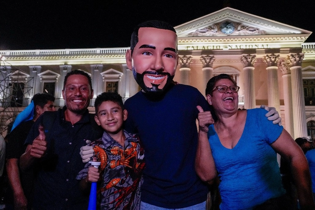  del presidente salvadoreño Nayib Bukele celebran su reelección horas después del cierre de las urnas en San Salvador, El Salvador, el domingo 4 de febrero de 2024. Foto Ap