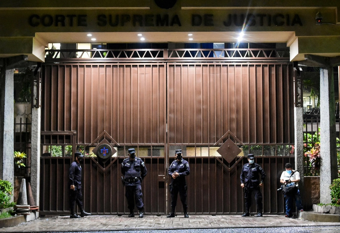 Policías salvadoreños vigilan la puerta de la Corte Suprema. Foto Afp