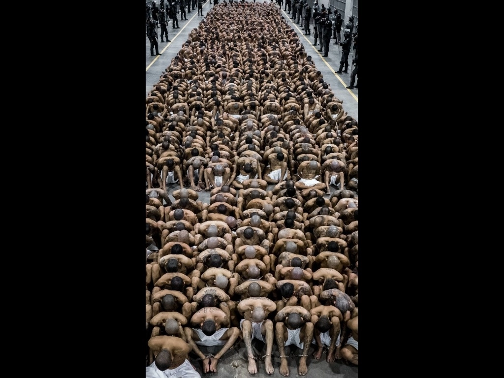 Un segundo grupo de 2 mil presos fue llevado ayer al Centro de Confinamiento del Terrorismo, la cárcel “más grande de América”, informó el presidente Nayib Bukele. El lugar, con capacidad para 40 mil reclusos, alberga a 4 mil pandilleros y ha sido criticado por entes de derechos humanos. Foto Afp 