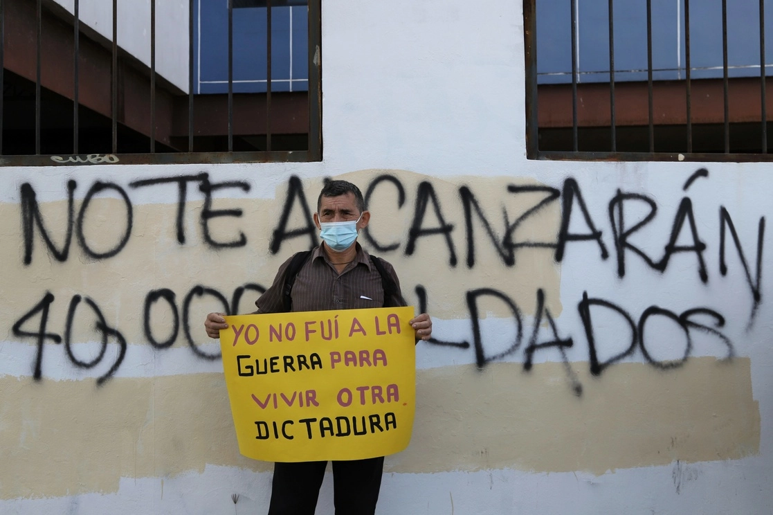 Un hombre protesta contra el gobierno de Nayib Bukele. Foto Ap