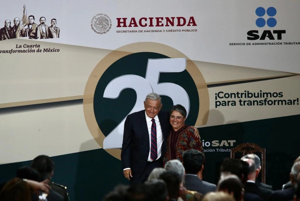 El presidente Andrés Manuel López Obrador y la jefa del SAT, Raquel Buenrostro, encabezan la ceremonia por el 25 aniversario de la dependencia, en Palacio Nacional, Ciudad de México, el 4 de julio de 2022. Foto María Luisa Severiano




