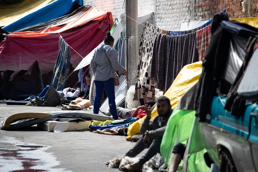 Migrantes en la Ciudad de México, en noviembre de 2023. Foto Alfredo Domínguez