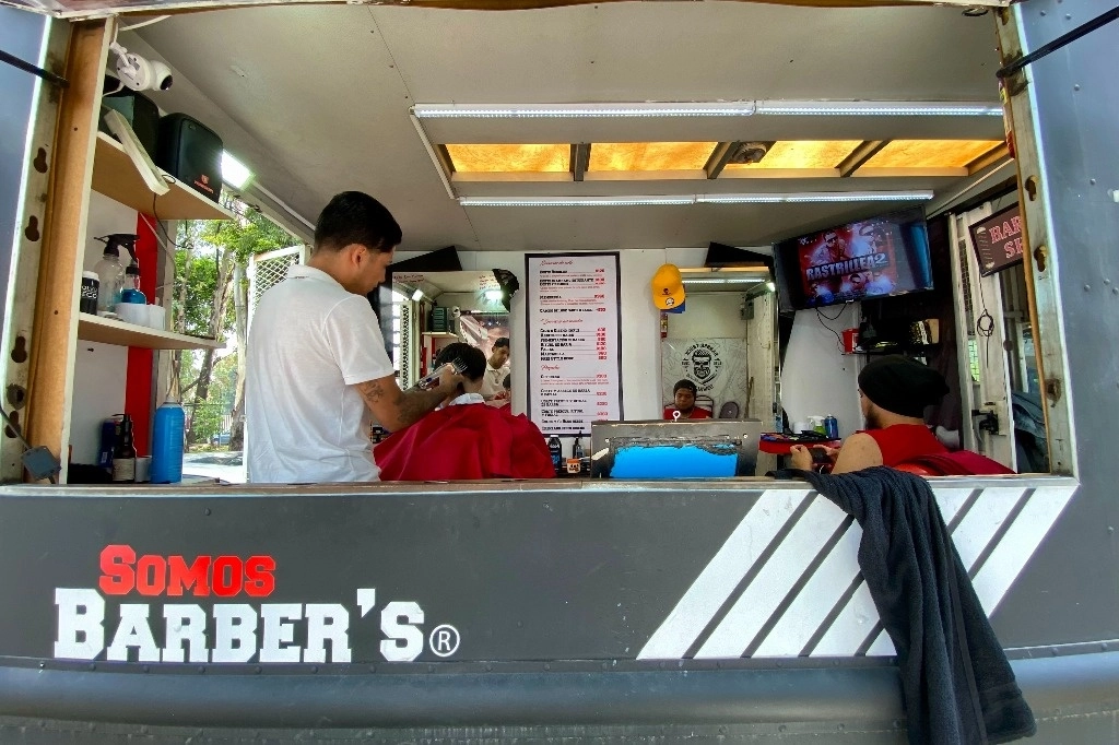 La ocupación laboral en México aumentó en octubre, impulsada por la creación de empleo en el sector servicios. Foto Germán Canseco / Archivo