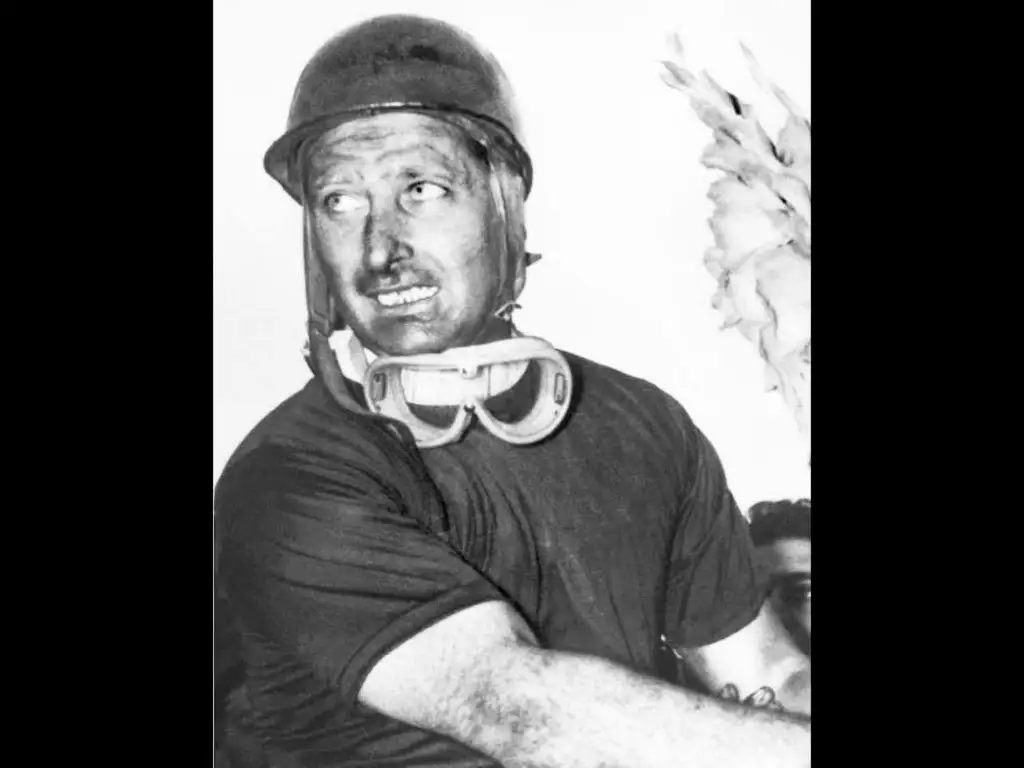 Sobre estas líneas, el piloto argentino de Mercedes, Juan Manuel Fangio, después de ganar el Gran Premio de Italia 1955, con lo que se convirtió en campeón mundial. Foto Afp




