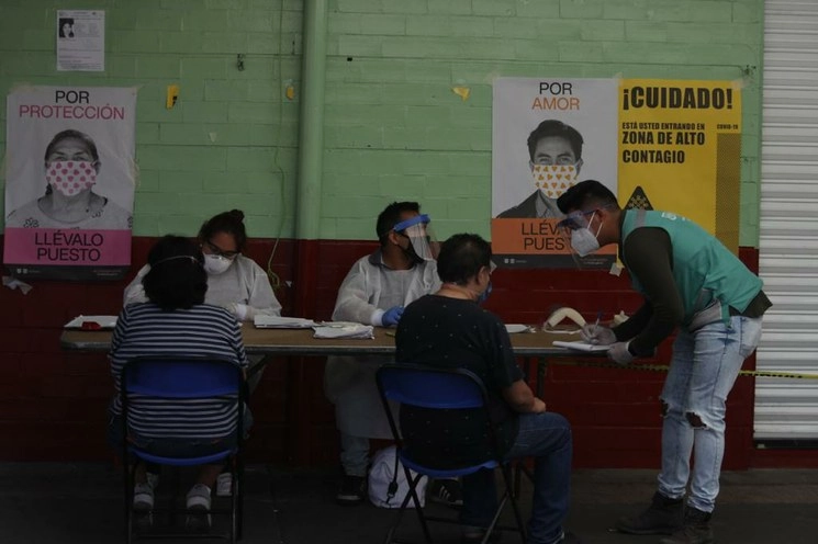 Personal de la Secretaría de Salud del gobierno capitalino realiza pruebas diagnóstico de Covid-19, en calles de la colonia Guerrero, alcaldía Cuauhtémoc. Foto Yazmín Ortega Cortés