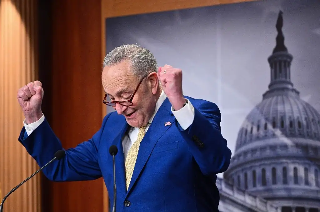 El líder Líder de la Mayoría del Senado, el demócrata Chuck Schumer, durante la conferencia en la que se anunció el apoyo a Ucrania este martes 13 de febrero de 2024, en Washington. Foto Afp 